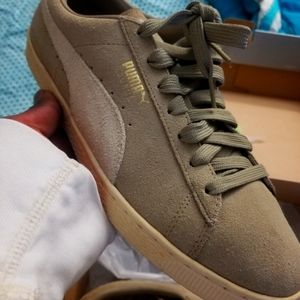 Suede pumas